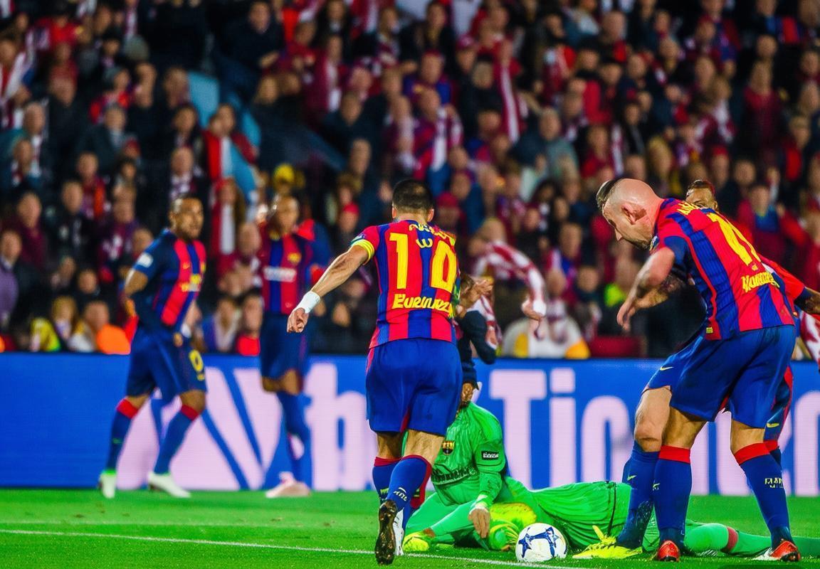 西甲积分榜：莱万多夫斯基失点后破门，巴塞罗那逆转马德里竞技稳固榜首